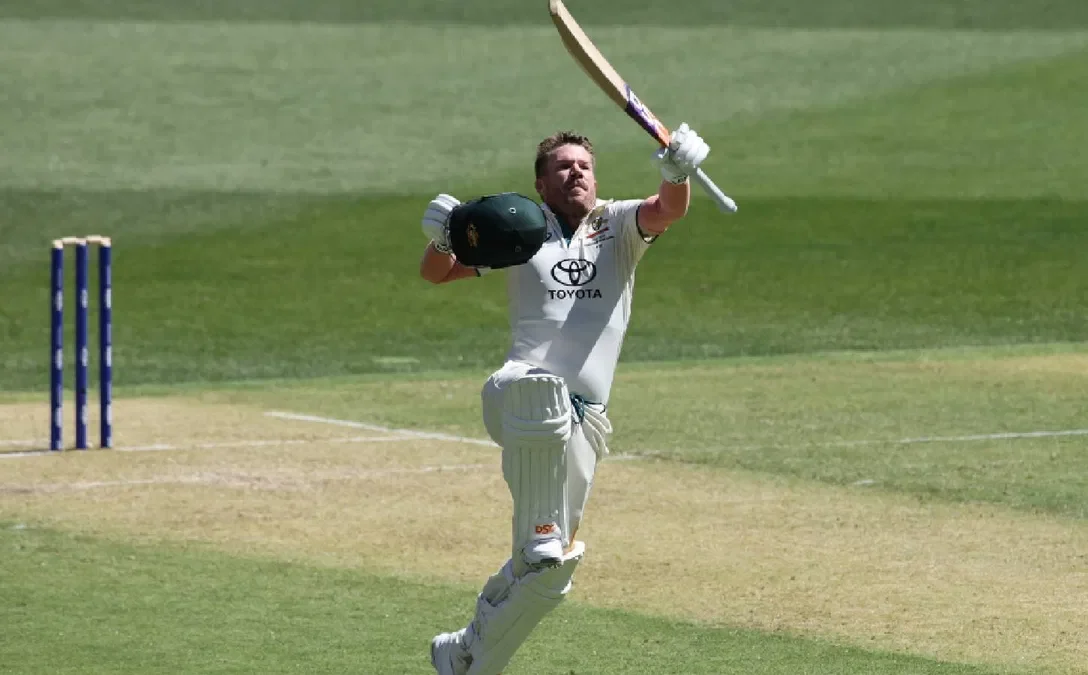 Warner Celebrating his hundred in Australia vs pakistan test match